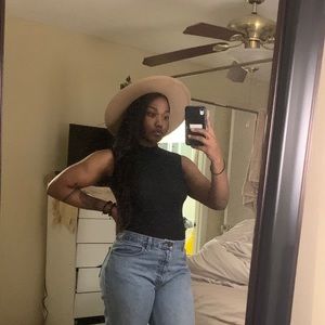 Meet your Posher, Carlisia